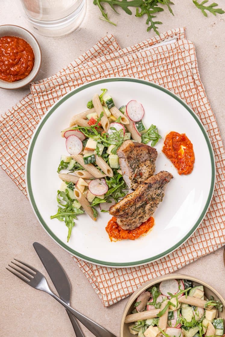 Urtestekt svinekam med sprø salat, pasta og ajvarsaus