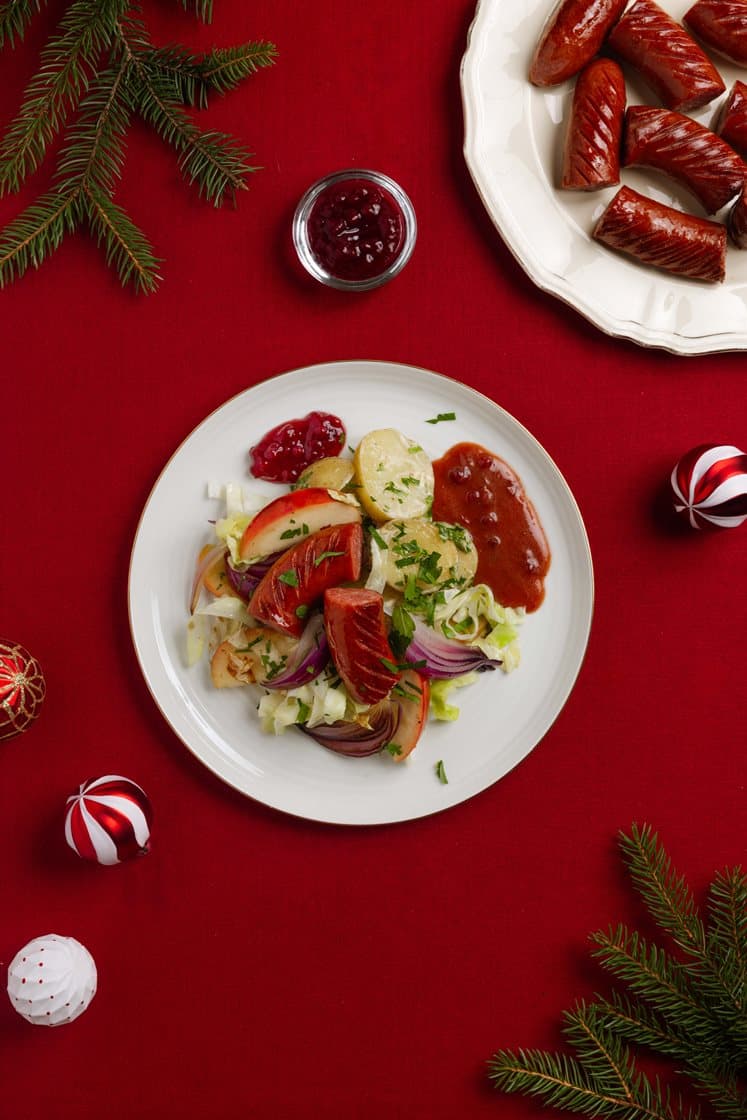 Stekt vossakorv med epler, kål, tyttebærsjy og sennepsmarinerte poteter