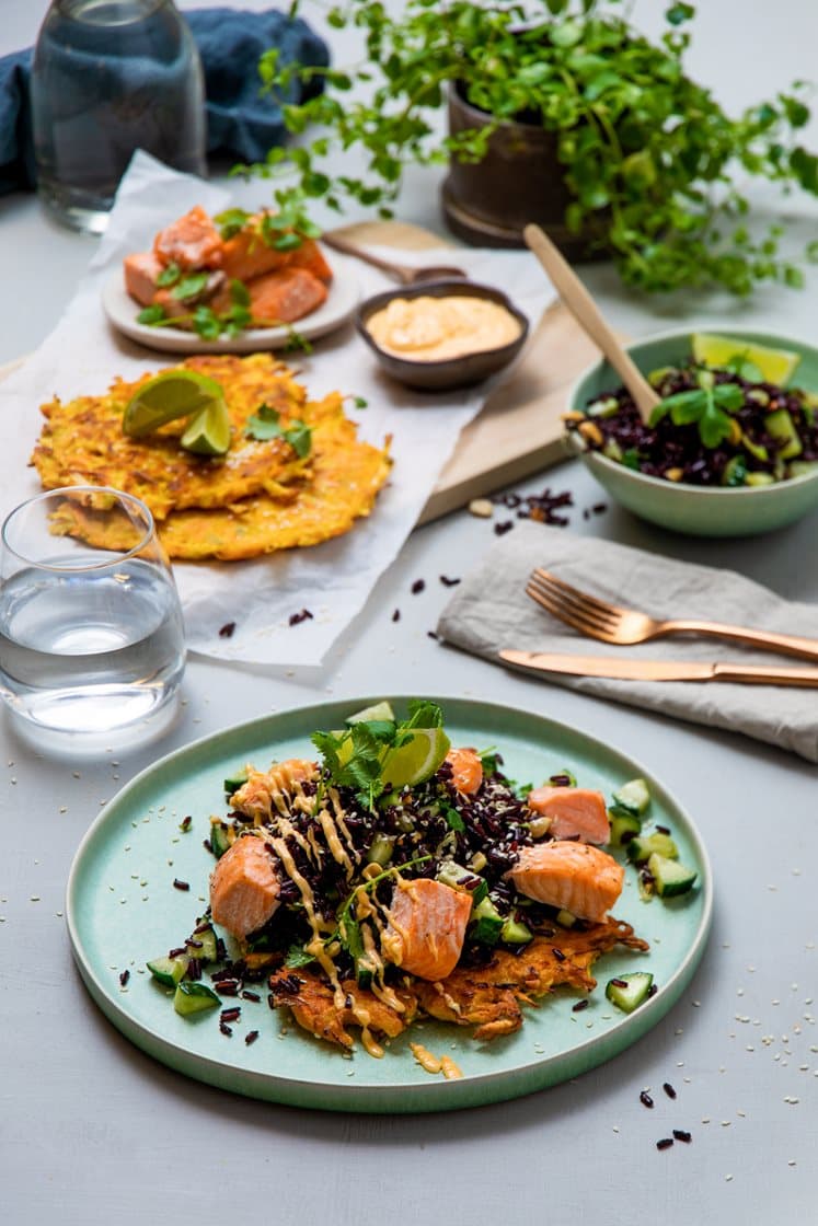 Japanske grønnsakspannekaker med laks, rissalat og chilimajones