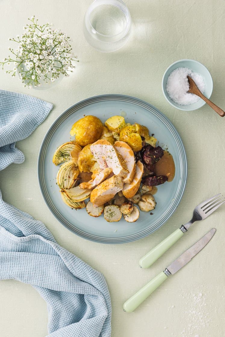 Kyllingbryst med knuste poteter, sitronsjy, bakt rødbete og jordskokk 