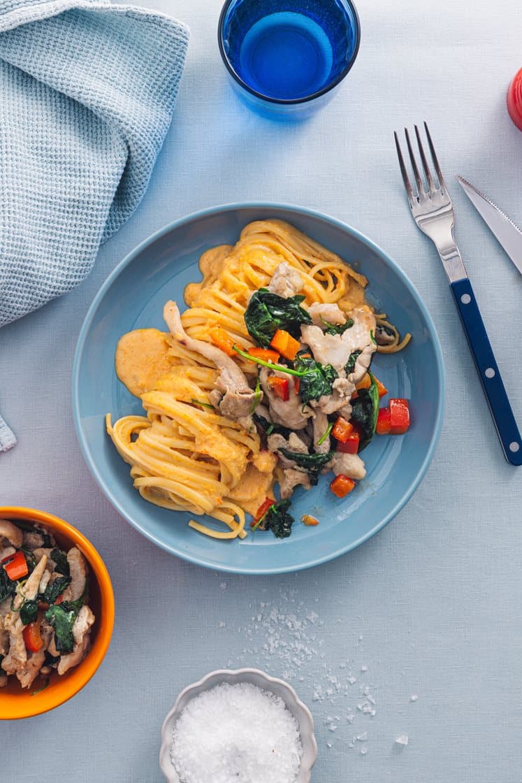 Paprikakremet pasta med kylling og spinat