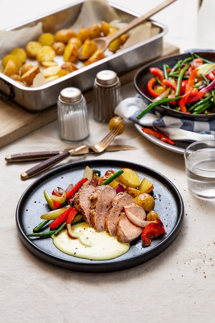Filetstykke av svin med grønne bønner, paprika, hvitløkspoteter og bearnaisesaus