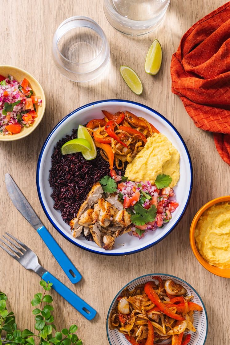 Krydret kyllinglårfilet med chilistekte grønnsaker, maiskrem og svart ris