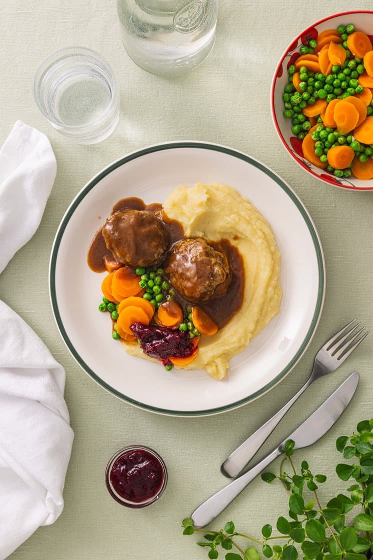 Kjøttkaker i brun saus med kokte grønnsaker, potetmos og rørte tyttebær