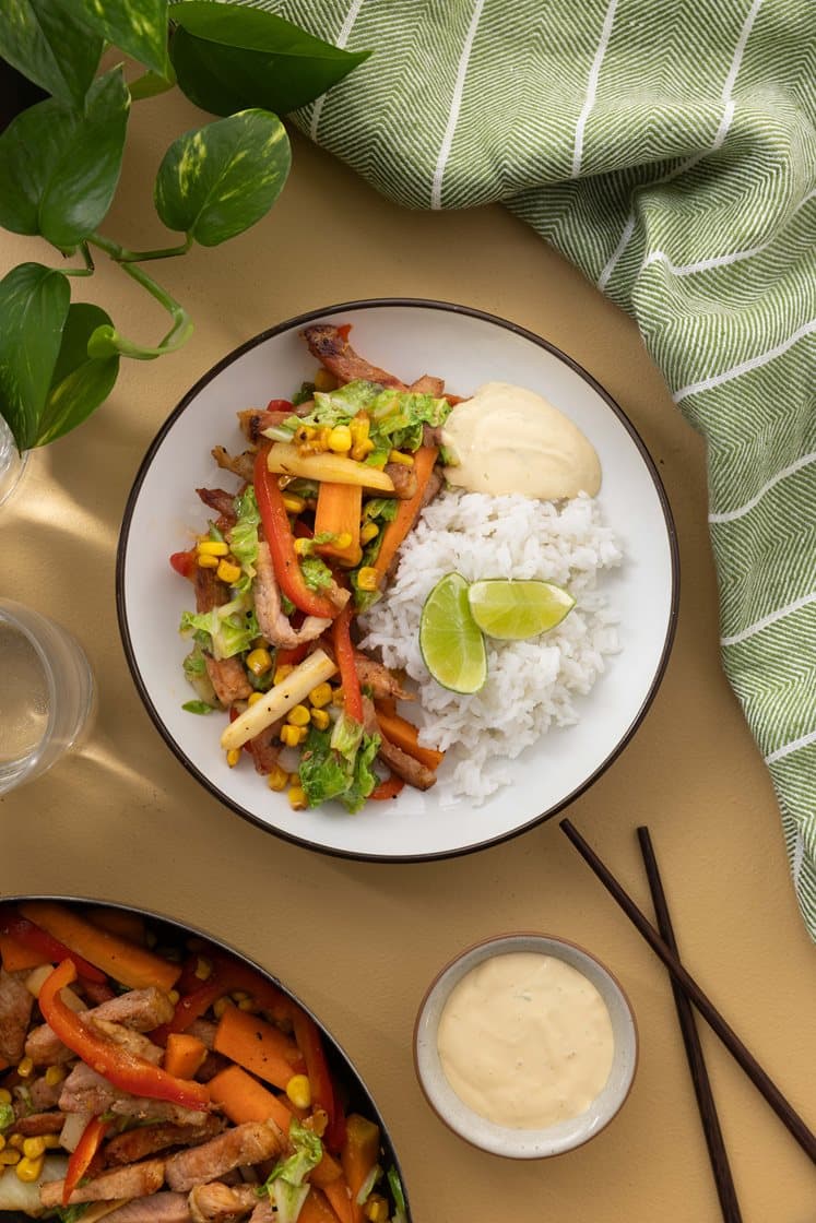 Wok med svinekam, savoykål, ris og soyamajones 