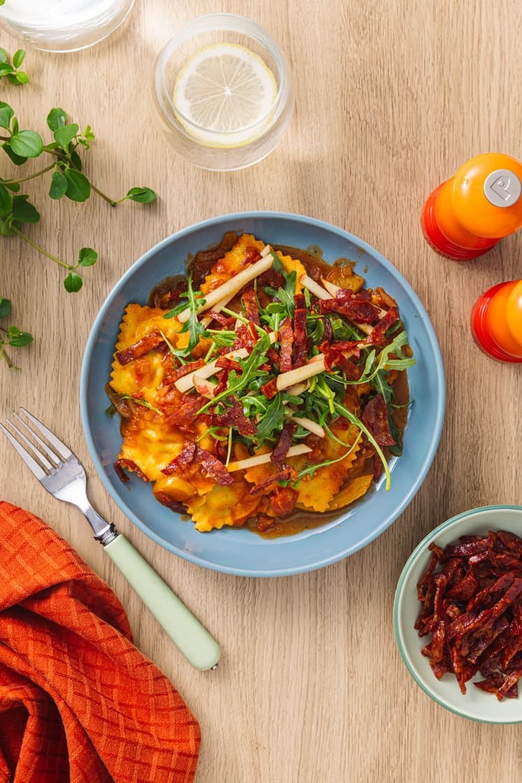 Ravioli med ricotta og spinat, sprøstekt pepperoni, ajvar og ruccola