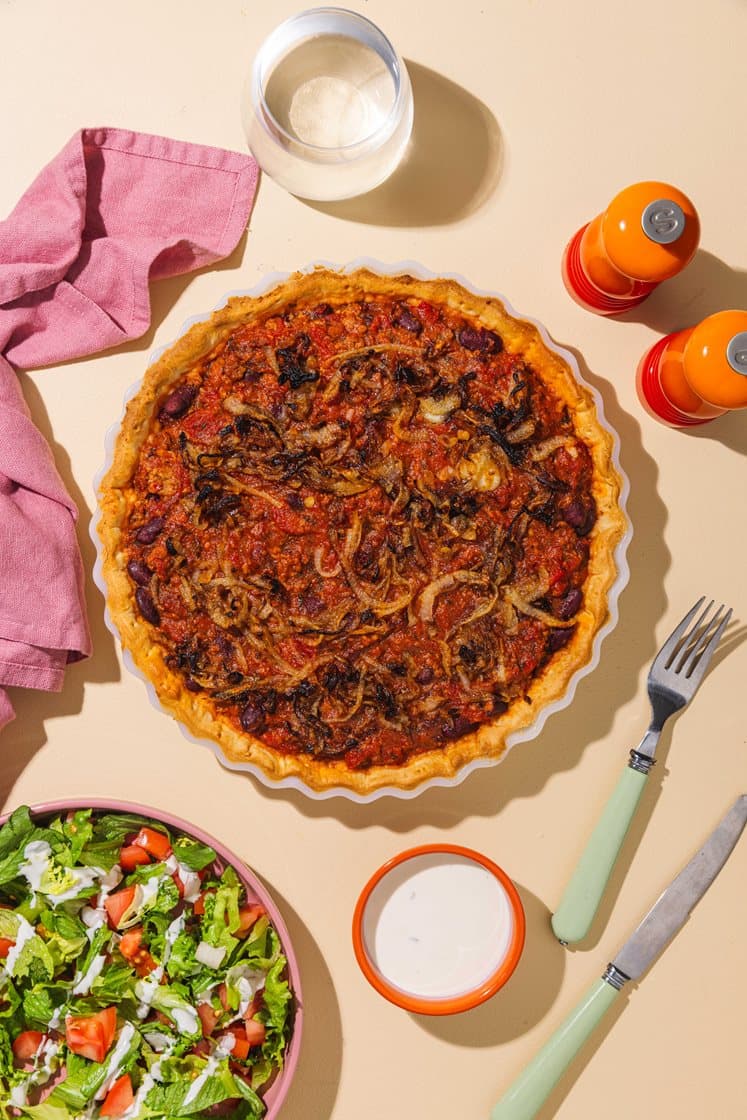 Chili con carne-pai med karamellisert løk og salat