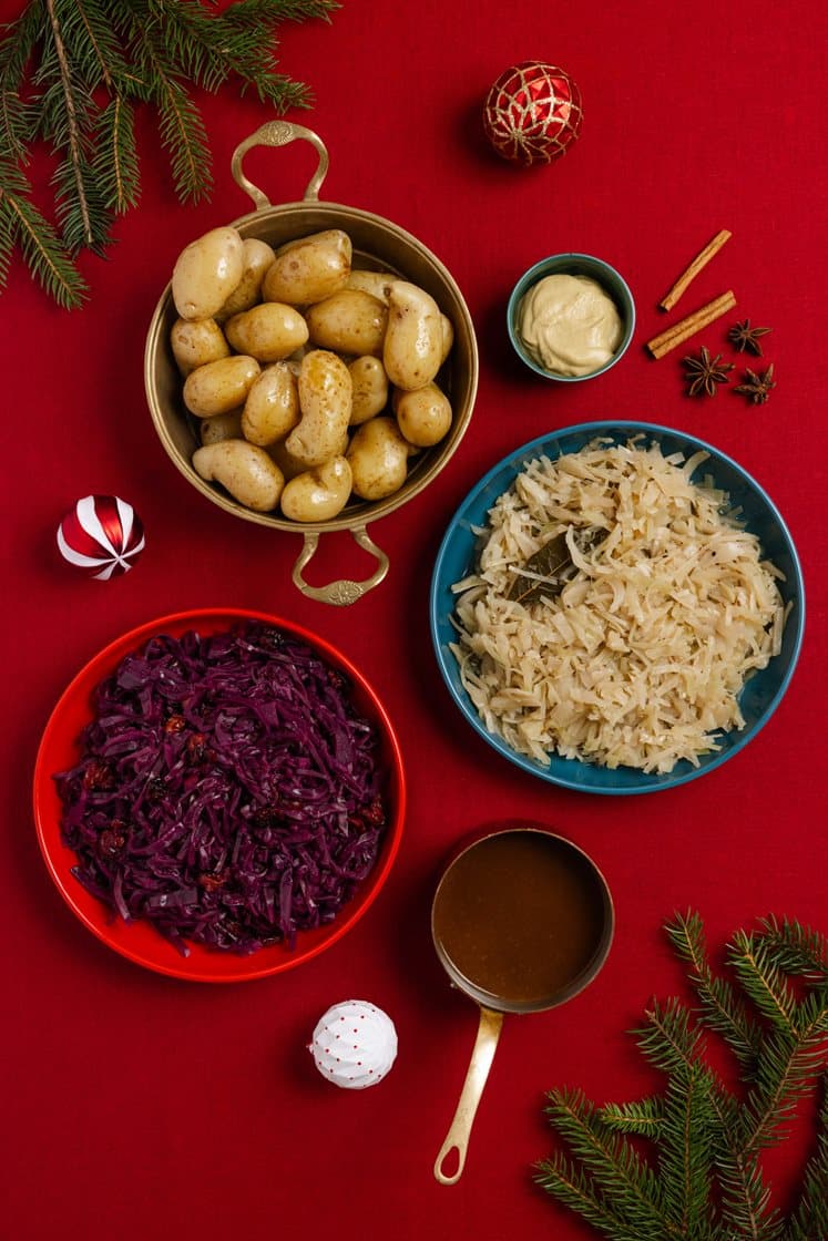 Hjemmelaget og vellykket rødkål og surkål,  mandelpoteter og saus på ribbesky