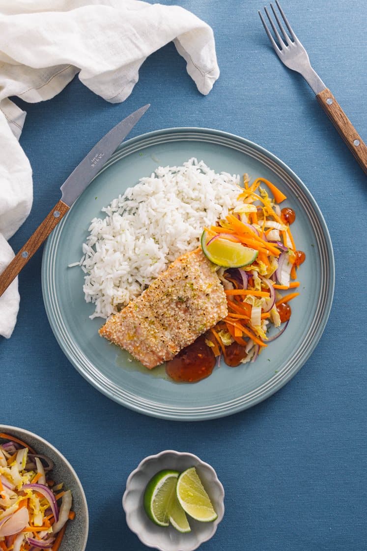 Sesambakt laksefilet med wokket kålblanding, jasminris, sweet chilisaus og lime