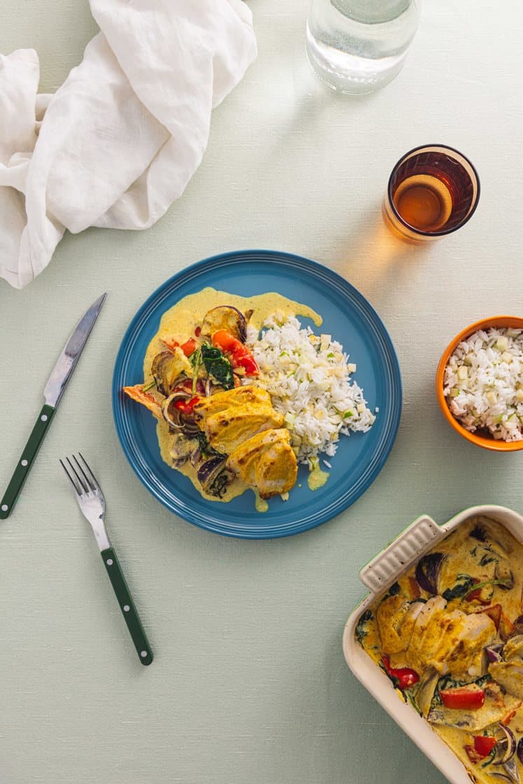 Kylling i kormasaus med paprika og spinat, servert med epleris