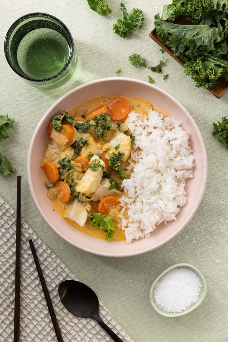 Lyrfilet i rød currysaus med grønnkål og ris