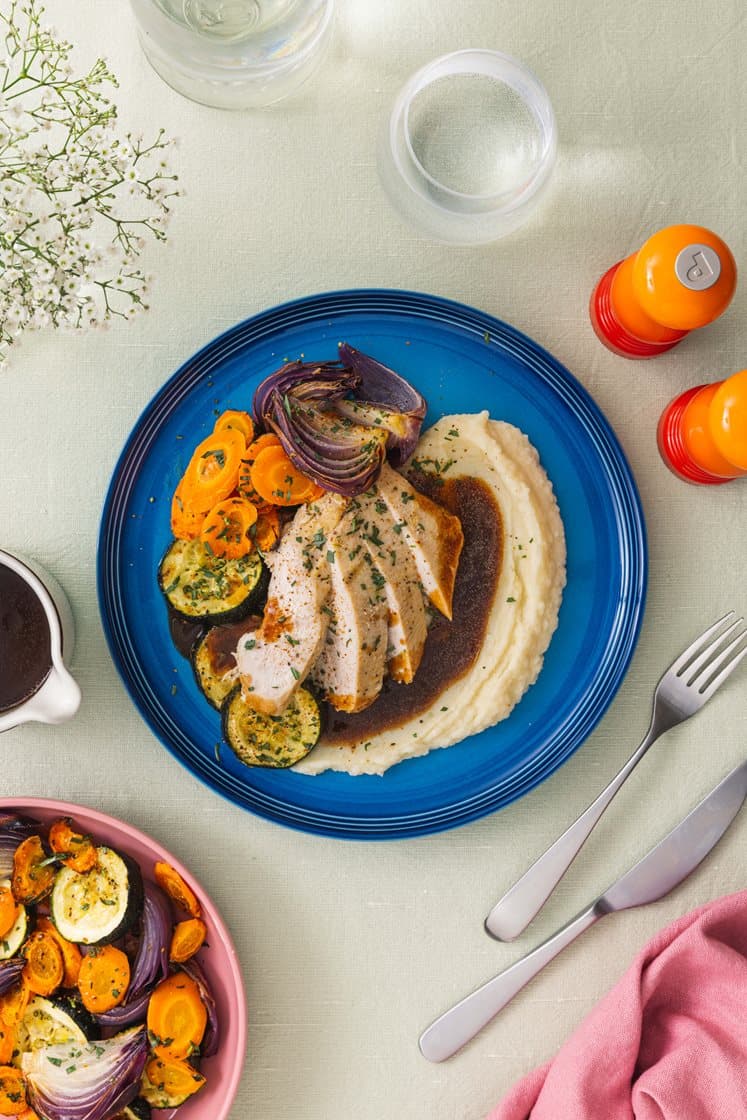 Sous vide kyllingfilet med potetmos, estragonbakte grønnsaker og rødvinssaus