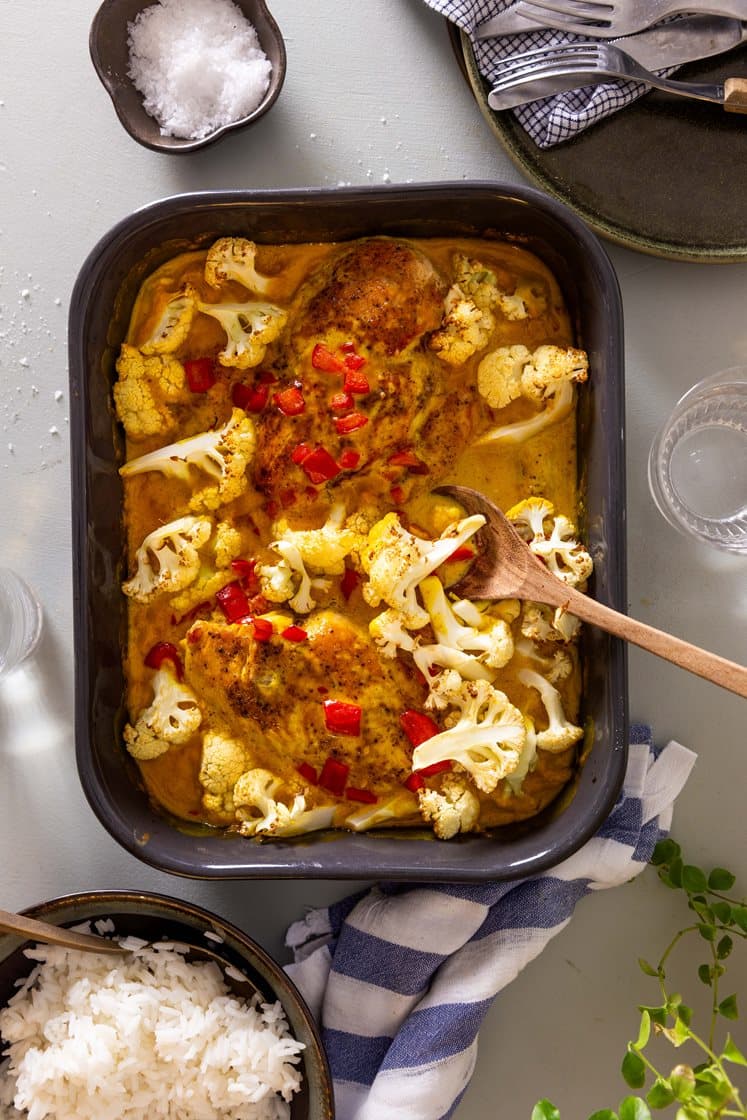 Kylling i form med kokoskrem, grønnsaker og ris