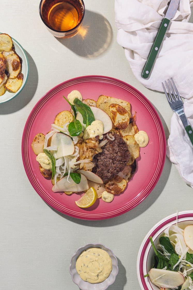 Hakkebøf med stekt løk, salat, ovnsbakte potetskiver og estragonmajones