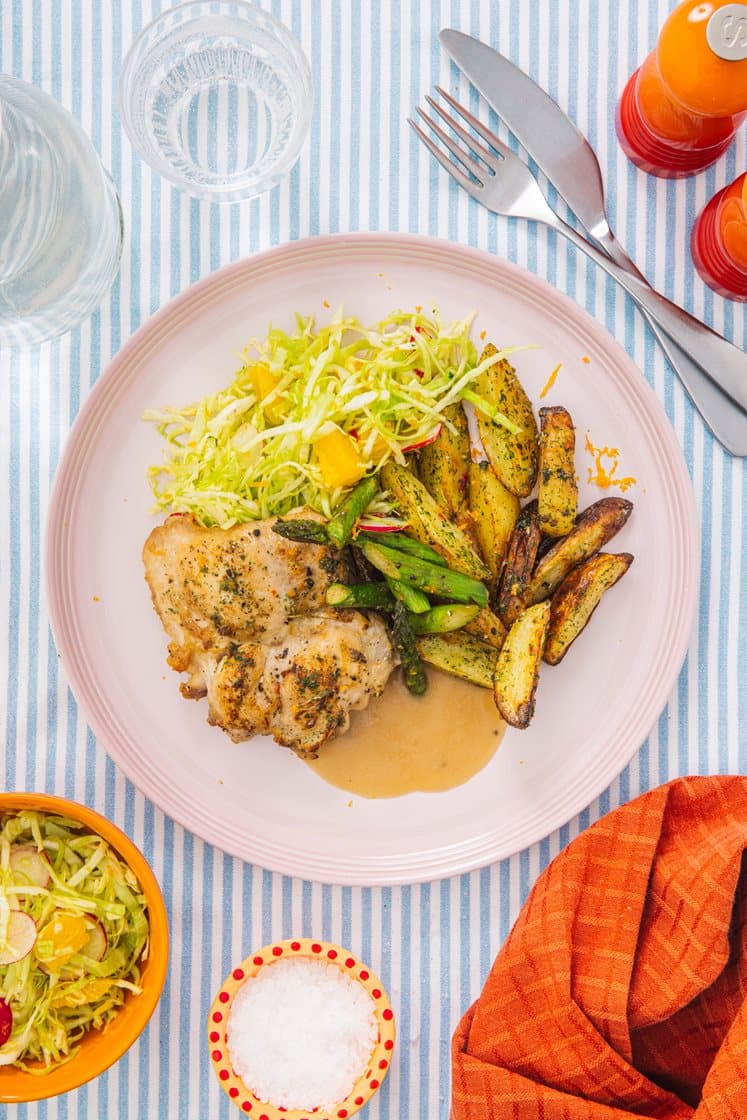 Stekt kyllinglårfilét med urtepoteter, marinert kål, asparges og sitrussjy