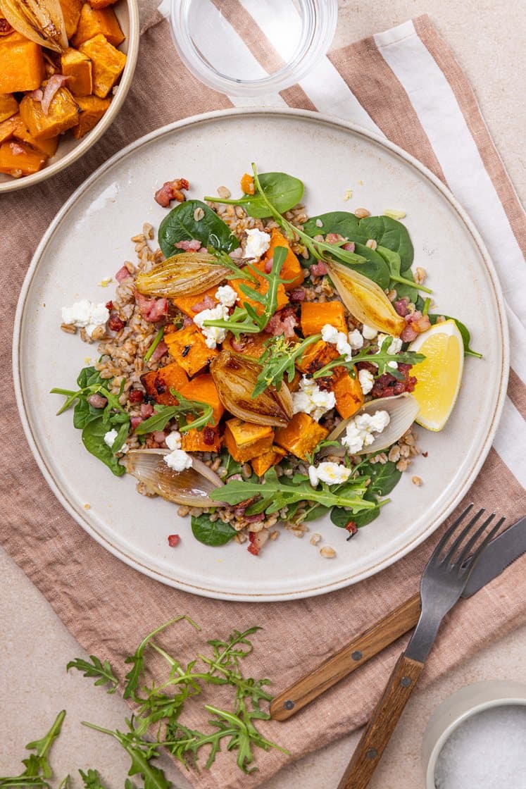 Mathvetesalat med bakt søtpotet, sprøstekt bacon og cottage cheese-topping