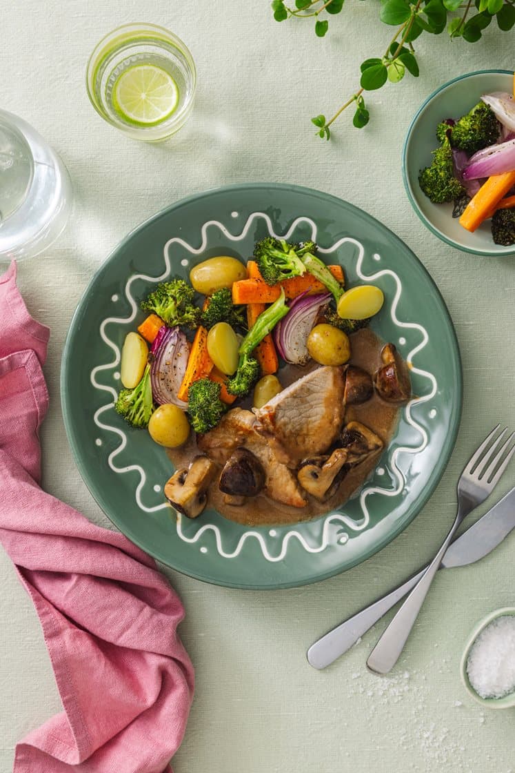 Svinebiff i soppsaus med kokte poteter og ovnsbakte grønnsaker