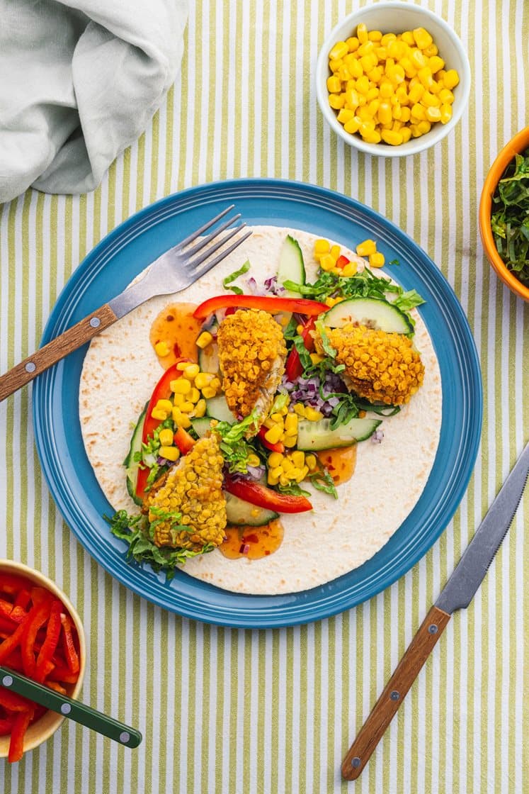 Wraps med sprøbakt sei, sprø grønnsaker og sweet chili-saus