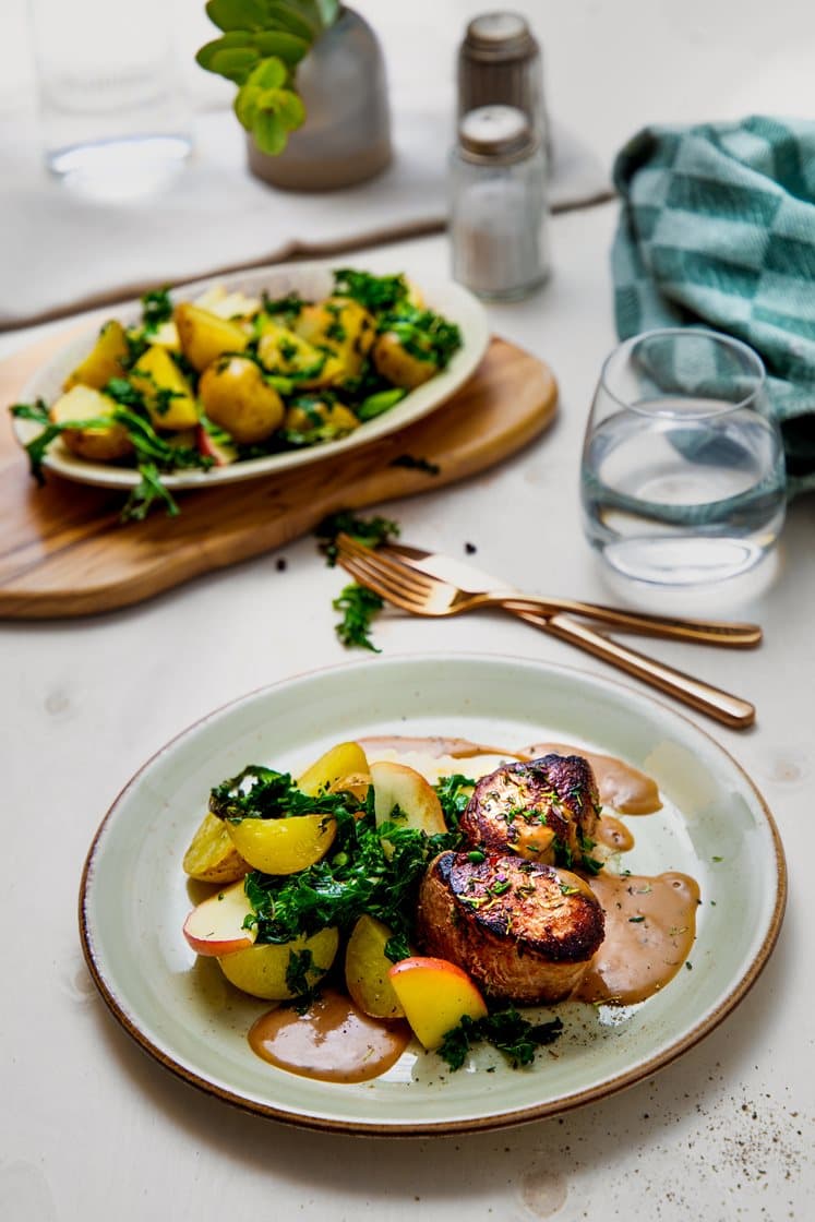 Svinefilet med sellerirotpuré, eple, grønnkål og peppersaus