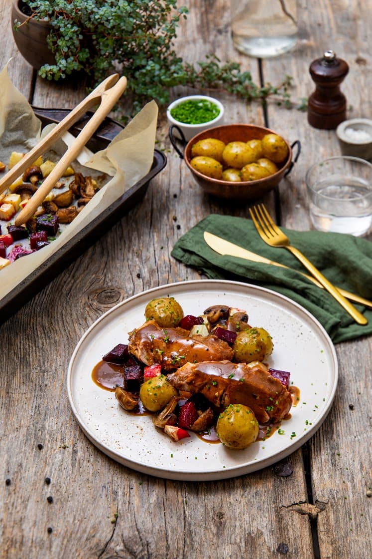 Mørkokt svinekjake i rødvinssjy med ovnsbakte rotgrønnsaker