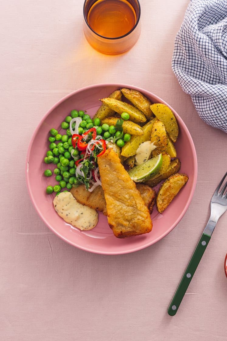 Fish and chips med chillisyltet sjalottløk, grønne erter og remulade