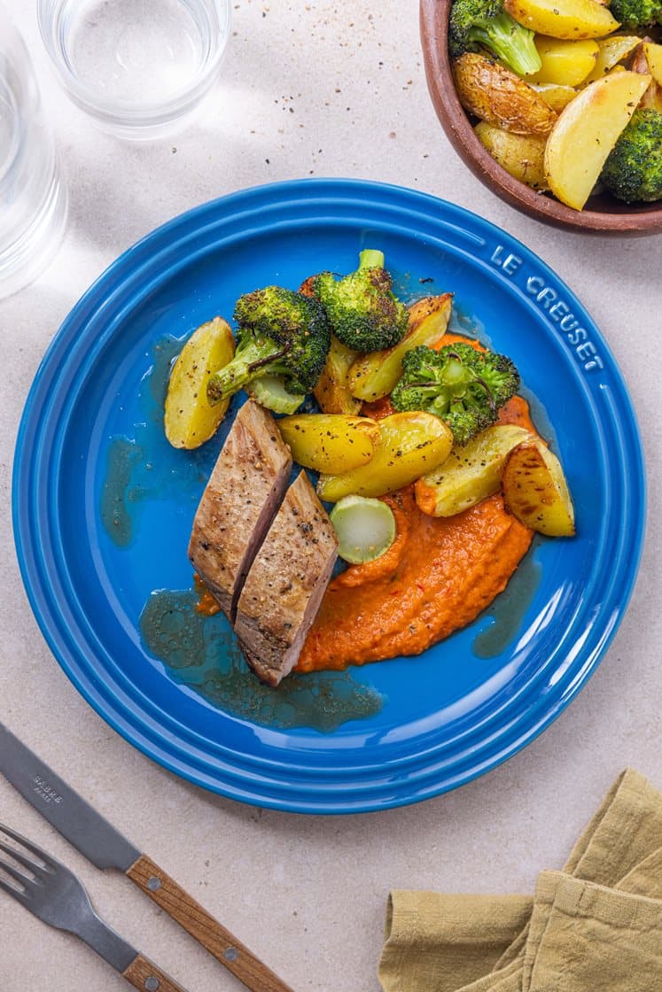 Svinefilet med bakt paprika- og løkkrem, brokkoli og potetbåter 