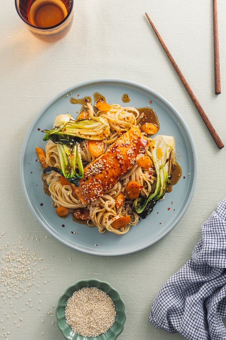 Teriyakistekt laks med pak choy, gulrot og nudler