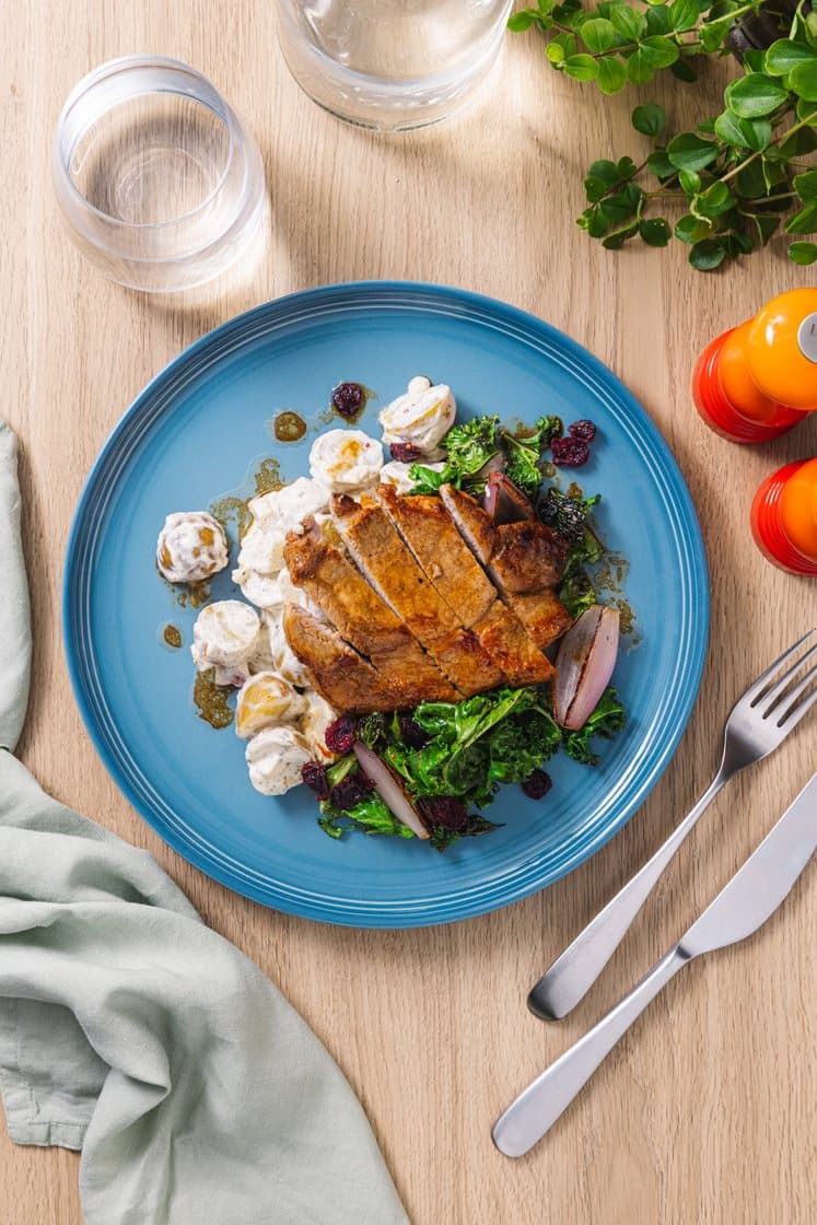 Soyastekt svinekam med kremet potetsalat og honningglasert sjalottløk