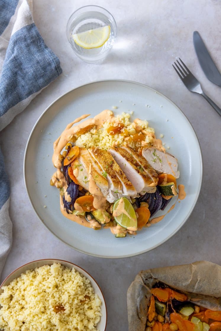 Kyllingbryst og kikerter med bakte grønnsaker, aprikosbulgur og spicy dressing