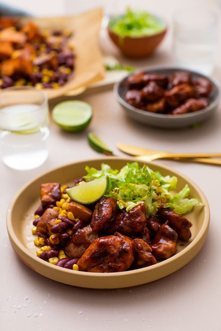 Kylling i barbecuesaus med karibisk søtpotet- og maissalat