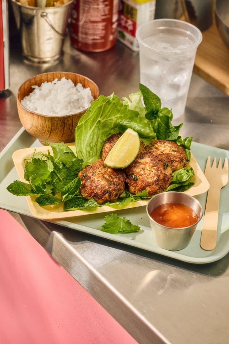 Thailandsk scampi- og svinebiffer med ris, lime, koriander og søt chilidip