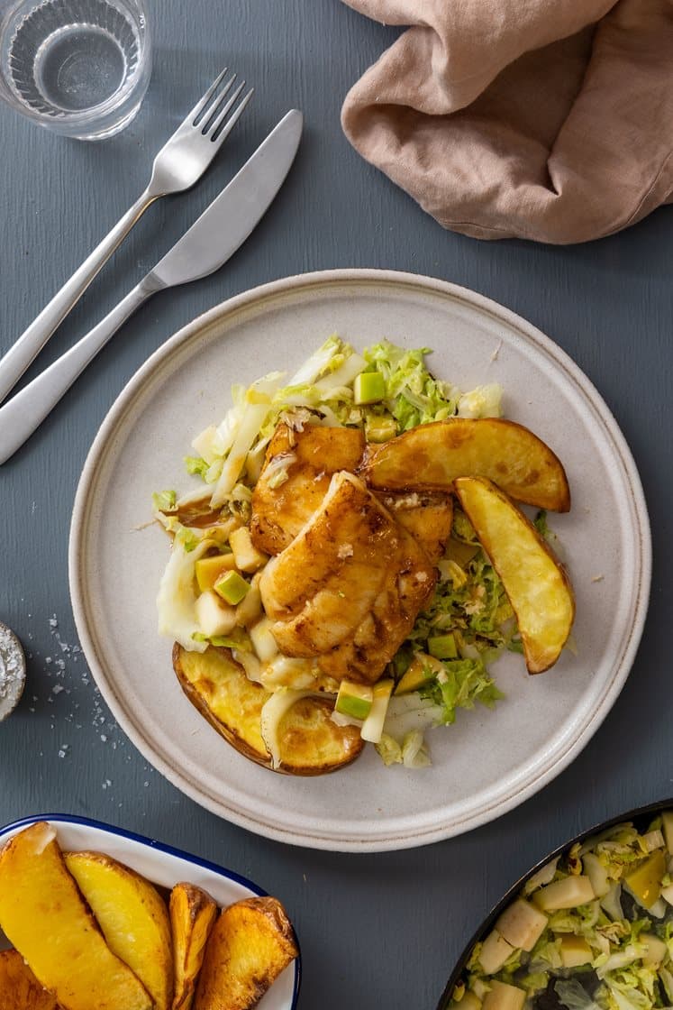 Torskefilet med potetbåter, ponzusmør, dampet kinakål og eple 