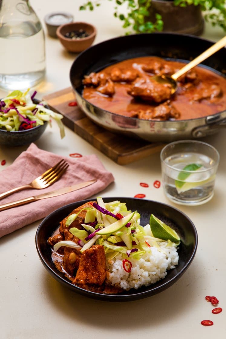 Kylling i peanøttsaus med eple- og kålsalat og ris