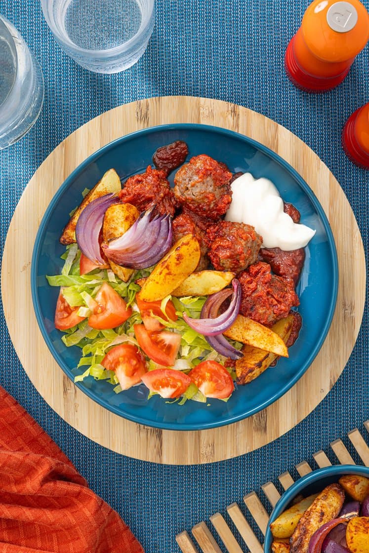 Tapaskjøttboller med ovnsbakte poteter, tomatsalat og aioli