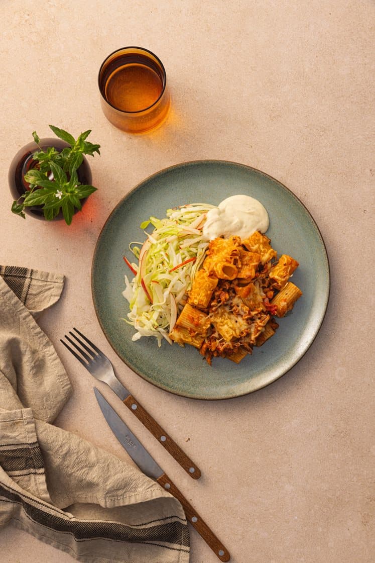 Gratinert pastaform med plantebasert mince, servert med frisk råkost og sitronaioli