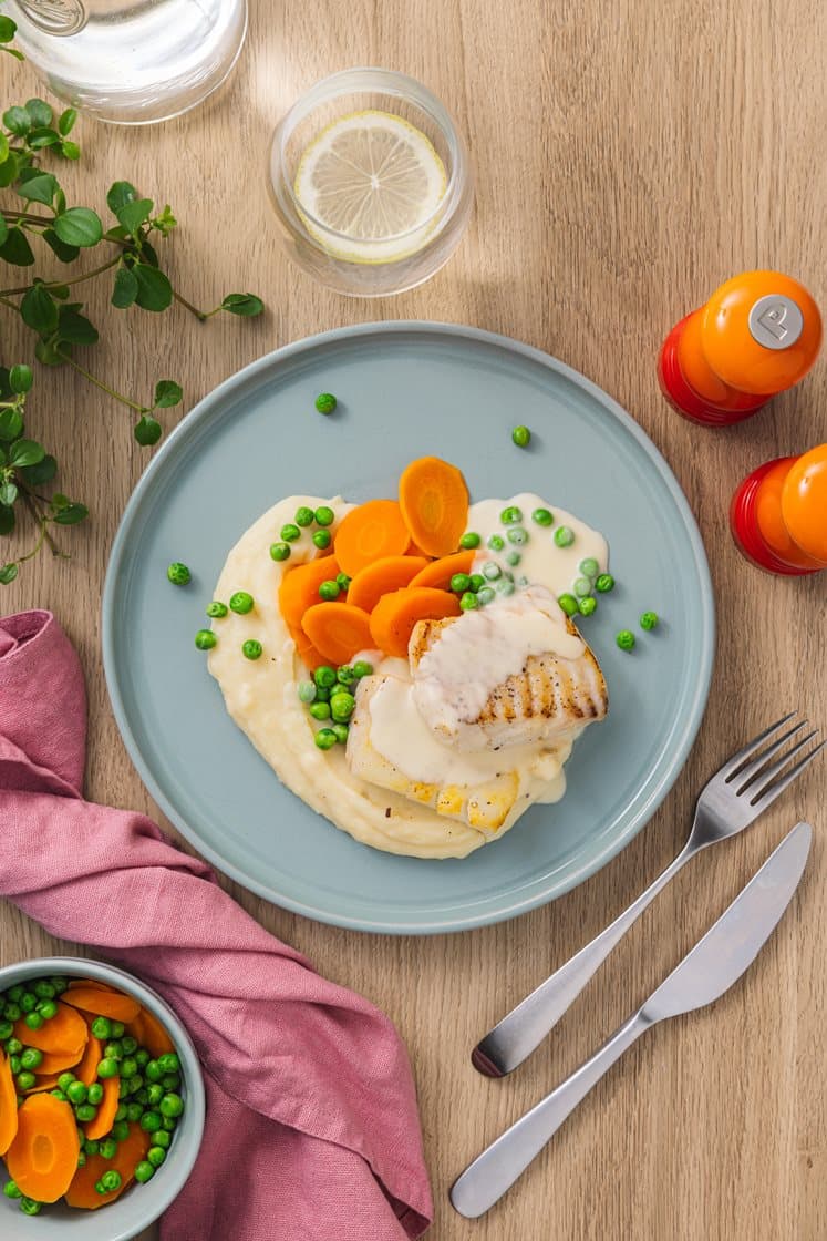 Pannestekt hyse med potetmos, erter og smørsaus