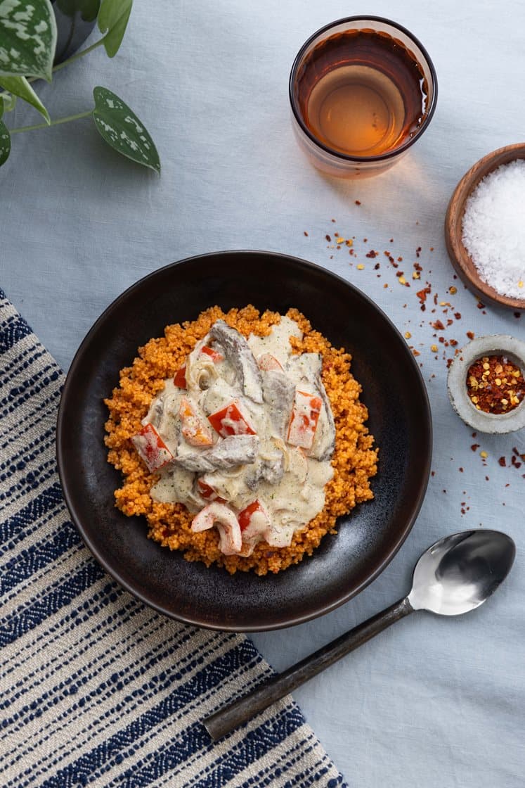 Biffstrimler og paprika i frisk kremsaus med spicy tomatcouscous