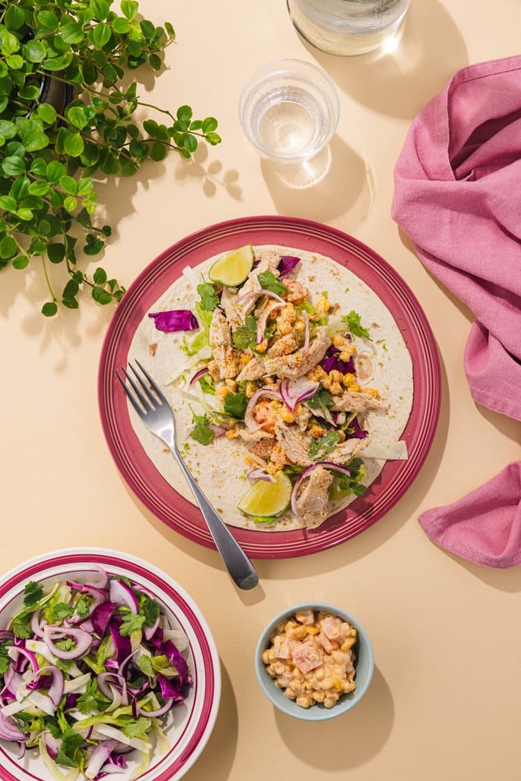 Revet kyllingtaco med strimlet kålsalat, rødløk og meksikansk maissalat