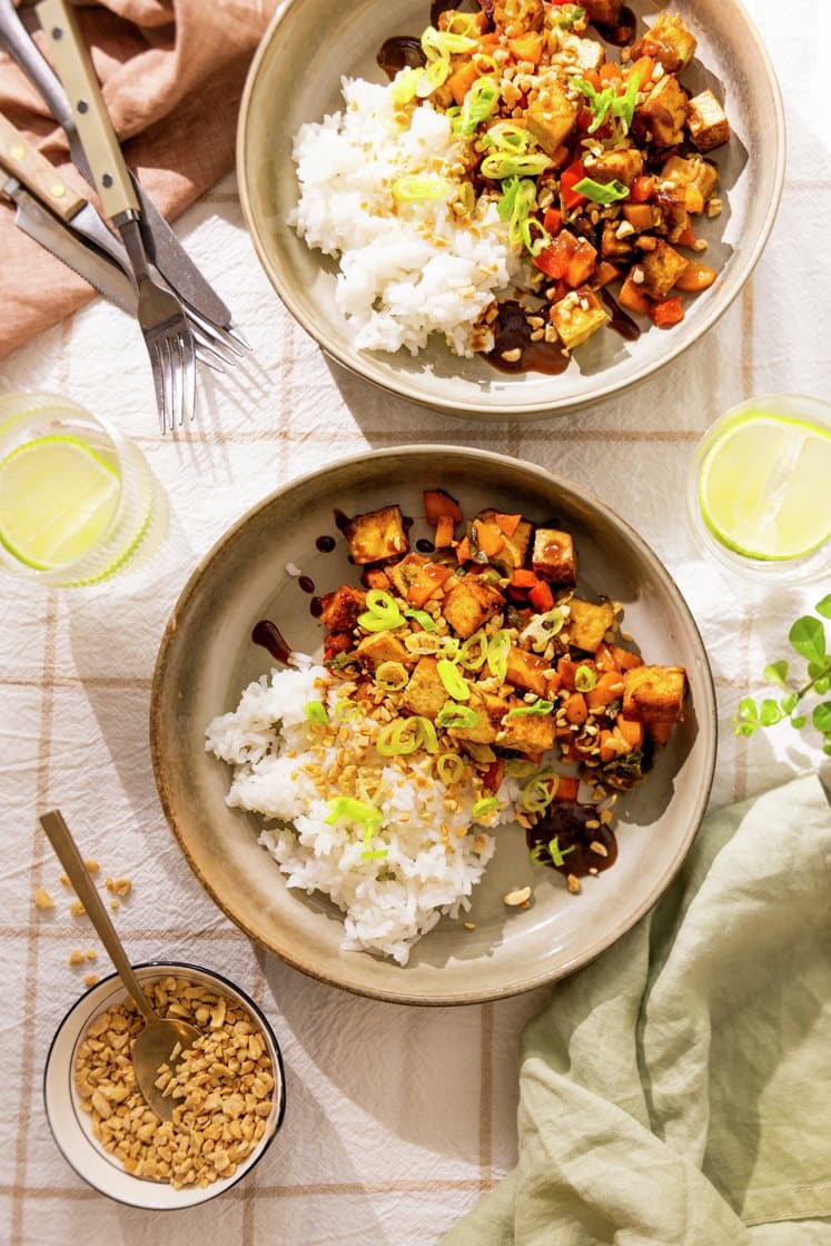 Kung pao med tofu - marinert tofu med vårløk og peanøtter