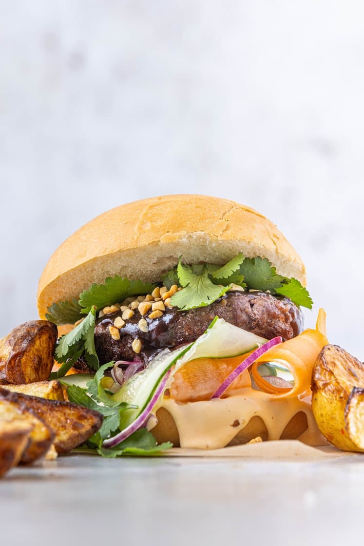 Hoisinglasert kyllingburger med lettsyltede grønnsaker, chilimajones og spicy poteter