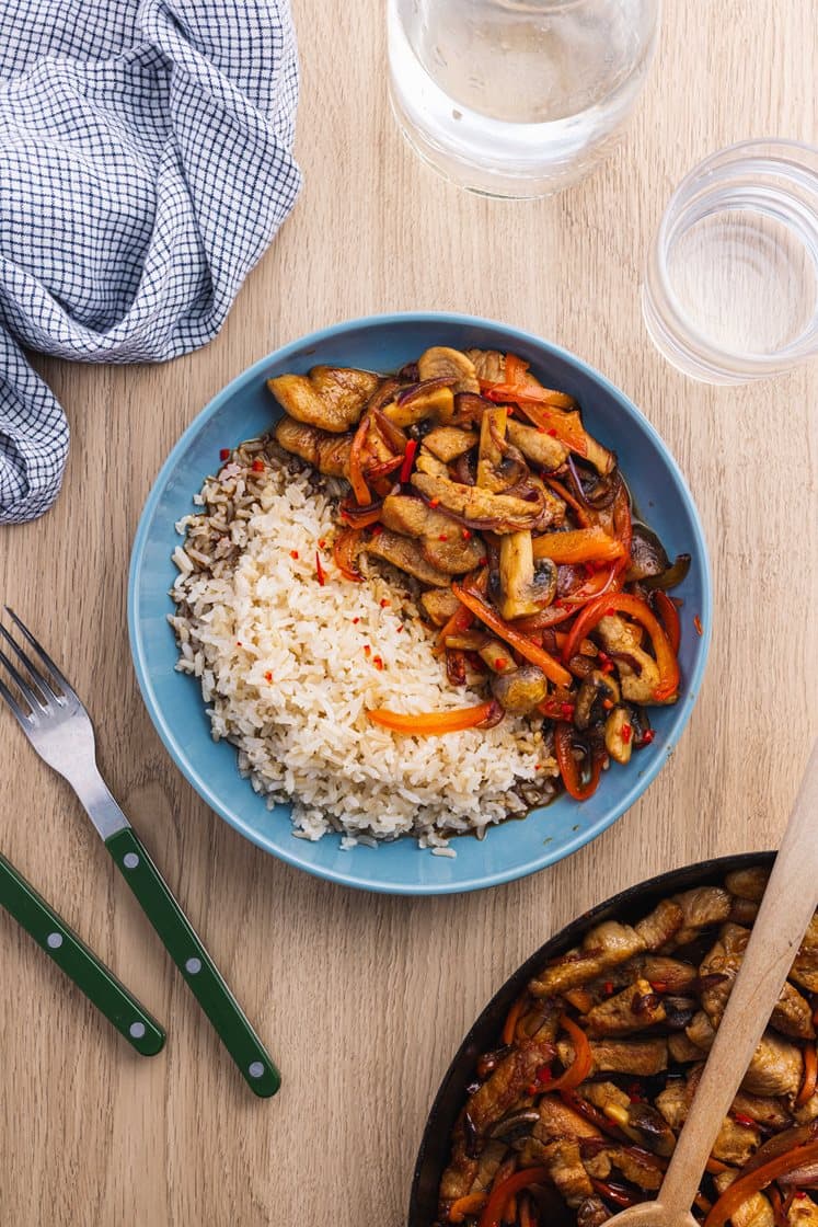 Wok med svinefilet, grønnsaker, fullkornsris og soya- og ingefærsaus