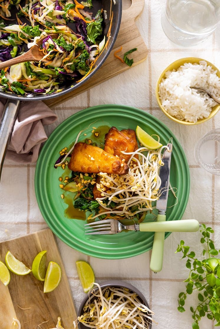 Tempurasei med ris, spicy wok, peanøtter og soya- og ingefærsaus