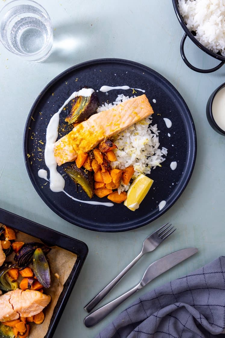 Bakt laks med honning- og karribakte grønnsaker, ris og rømme