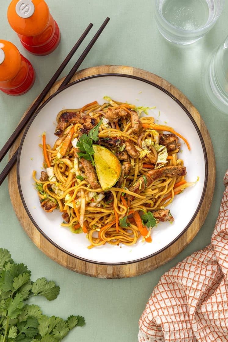 Asiatisk nudelsalat med sprøstekt svinekjøtt, kinakål og ingefær- og koriandersaus