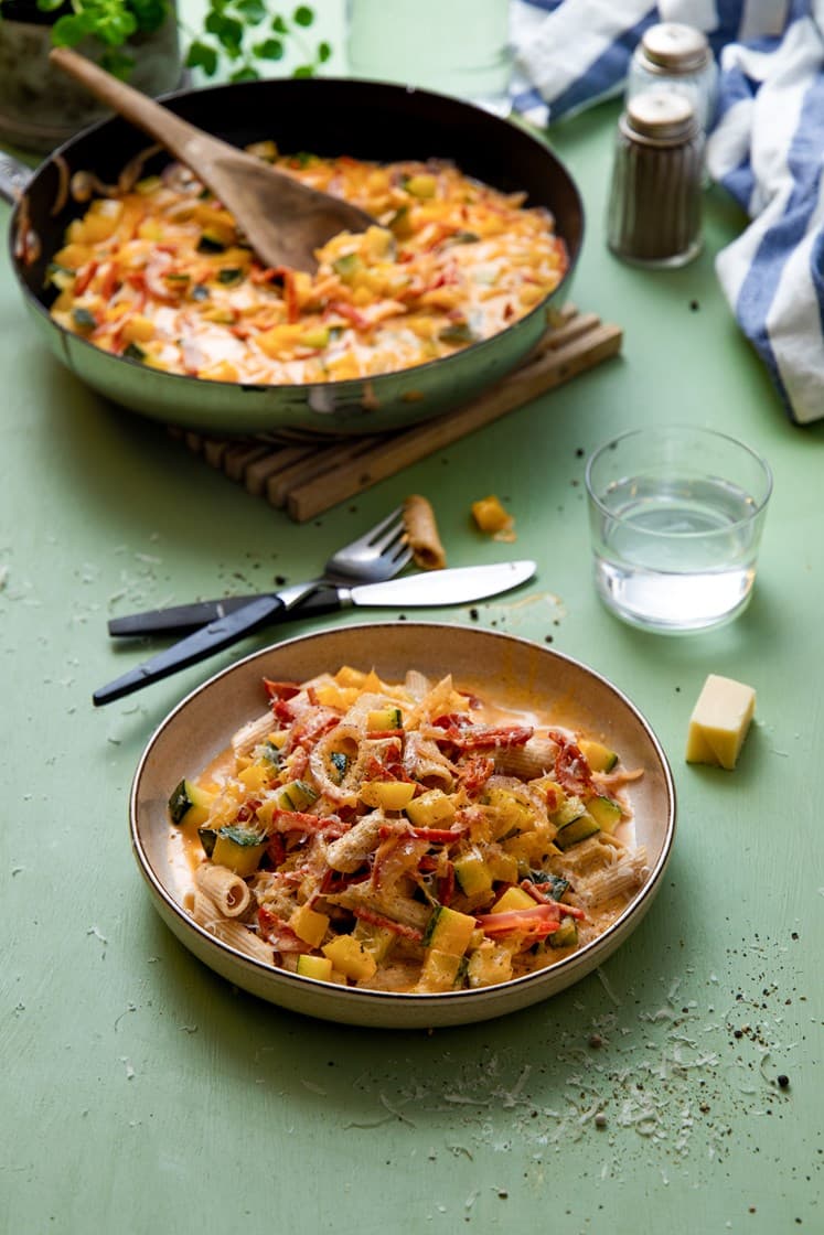 Fullkornspenne i kremet grønnsakssaus med pepperoni og Grande Premium