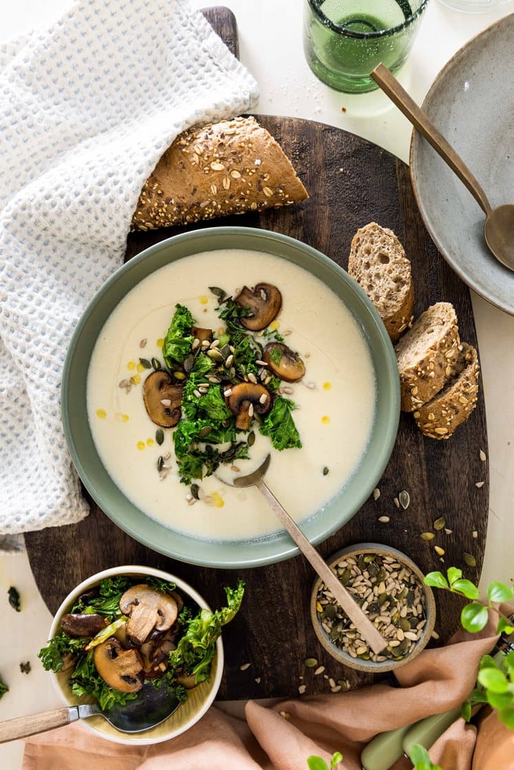 Kremet jordskokksuppe med stekt sopp og grønnkål