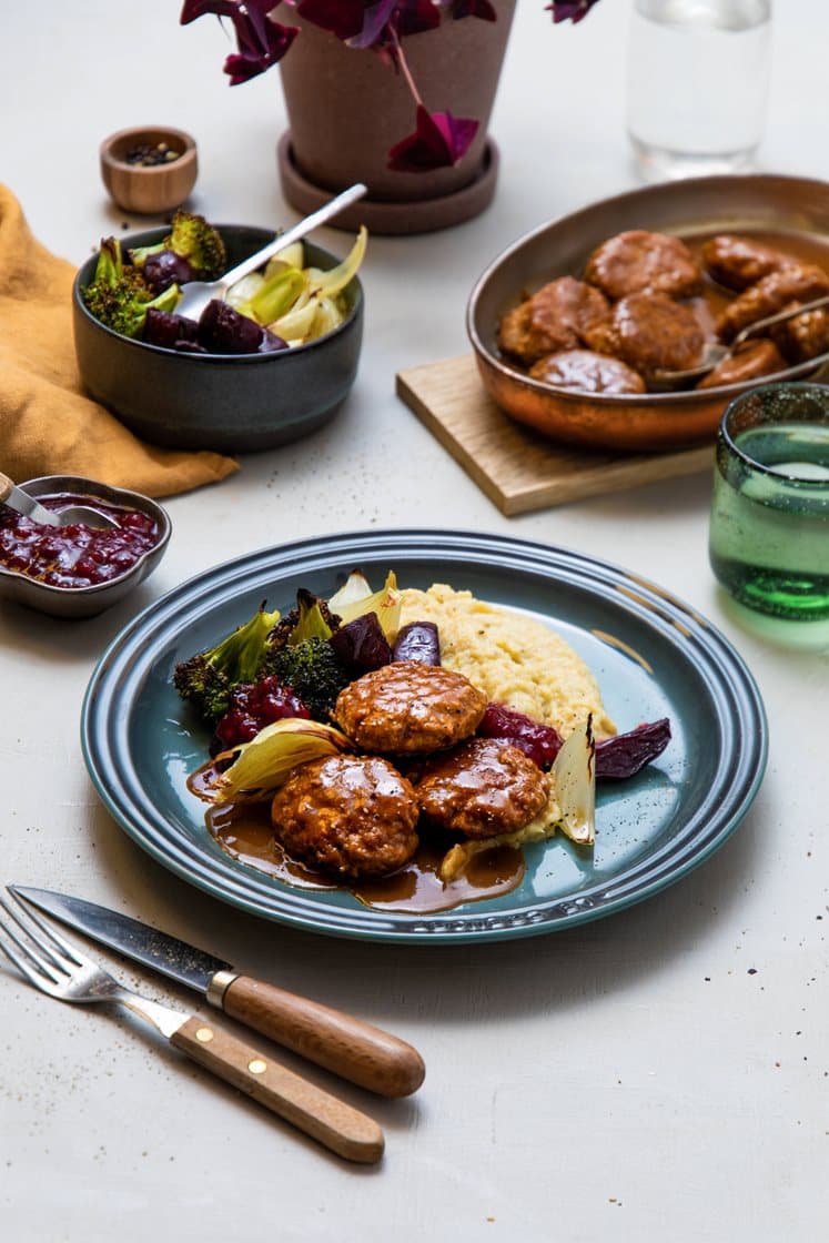 Kyllingkaker i brun saus med  potetmos, brokkoli og rørte tyttebær