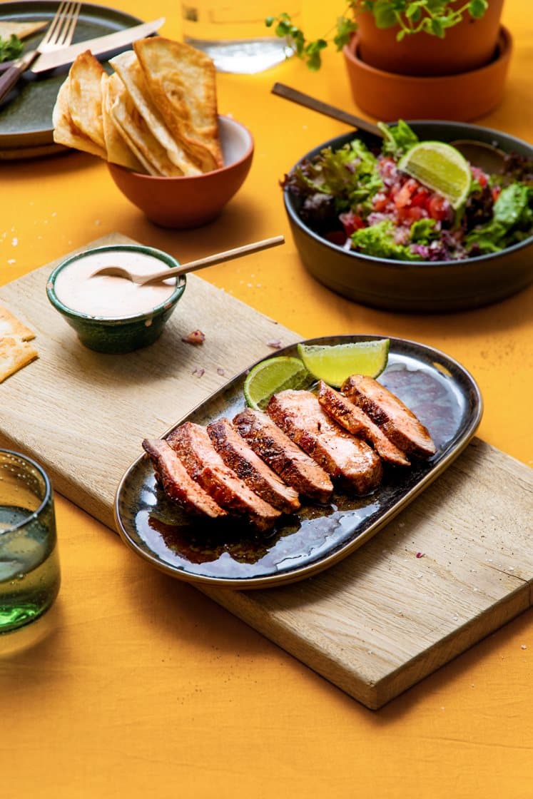 Mørbradtostadas med srirachadressing og tomatsalsa 