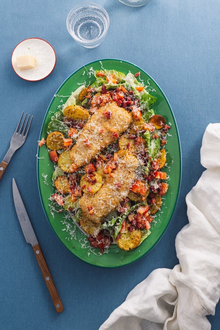 Sprøbakt torskefilet med cæsarsalat, krydderbakte potetskiver og sprøtt bacon