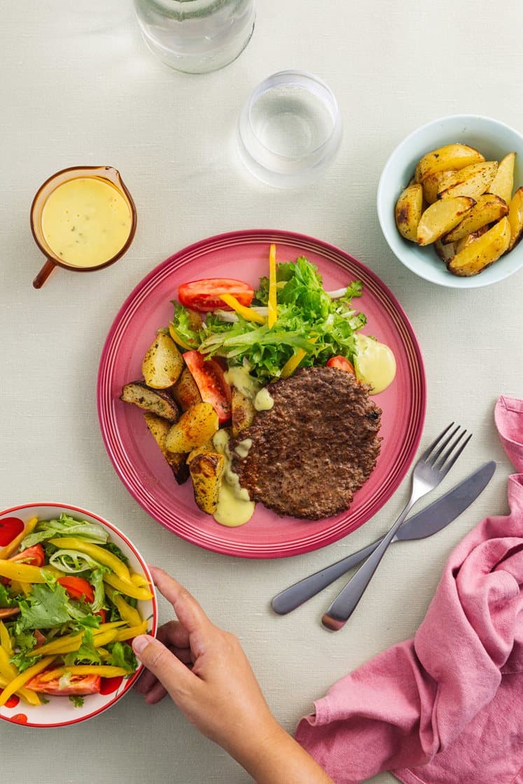 Løvbiff med potetfries, bearnèssaus og salat